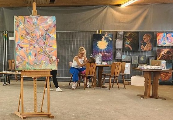 Eines der schönsten Erlebnisse während unserer Ausstellung war für mich das Kinderschminken auf Spendenbasis.
Ich habe mich ganz besonders auf die kleinen Besucher gefreut – ihre strahlenden Gesichter, die Freude beim Schminken und das Lachen haben den Tag unvergesslich gemacht.